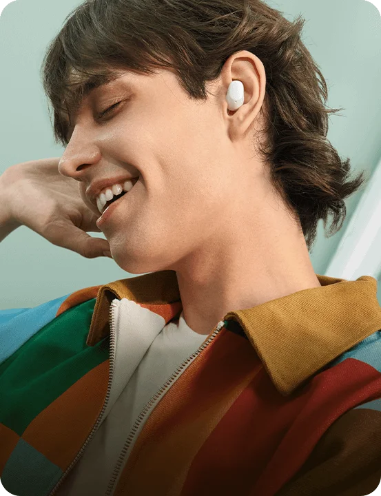 Homem sorrindo usando o fone Redmi Buds 6 Play